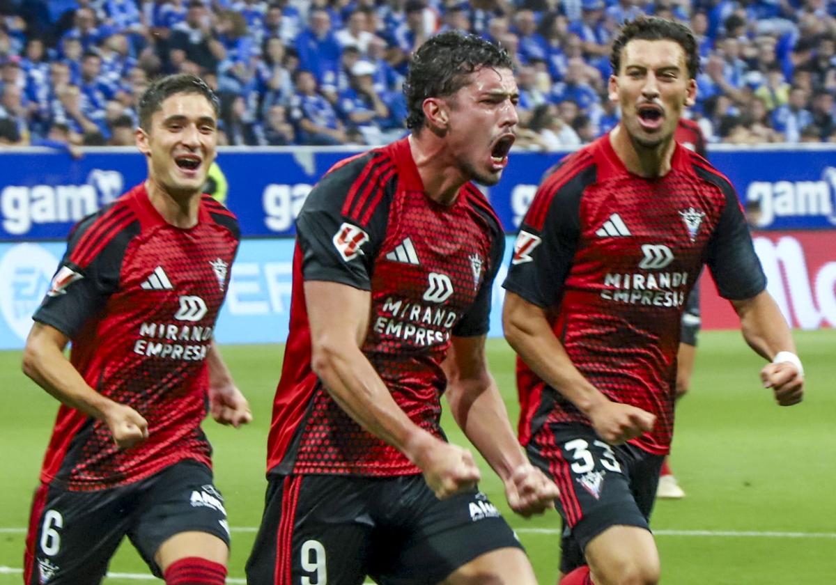 Panichelli celebra su último gol junto a Gorrotxa y Parada.