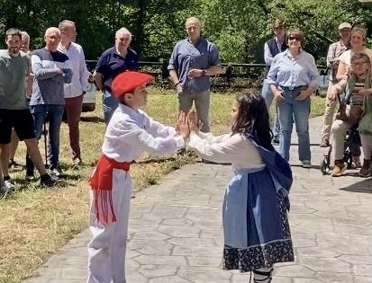 Un aurresku infantil daba la bienvenida a la audiencia que festejaba el 75 aniversario de Carnicerías Burutxaga.