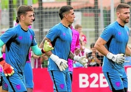 Simón, Agirrezabala y Padilla, en un entrenamiento en Lezama.