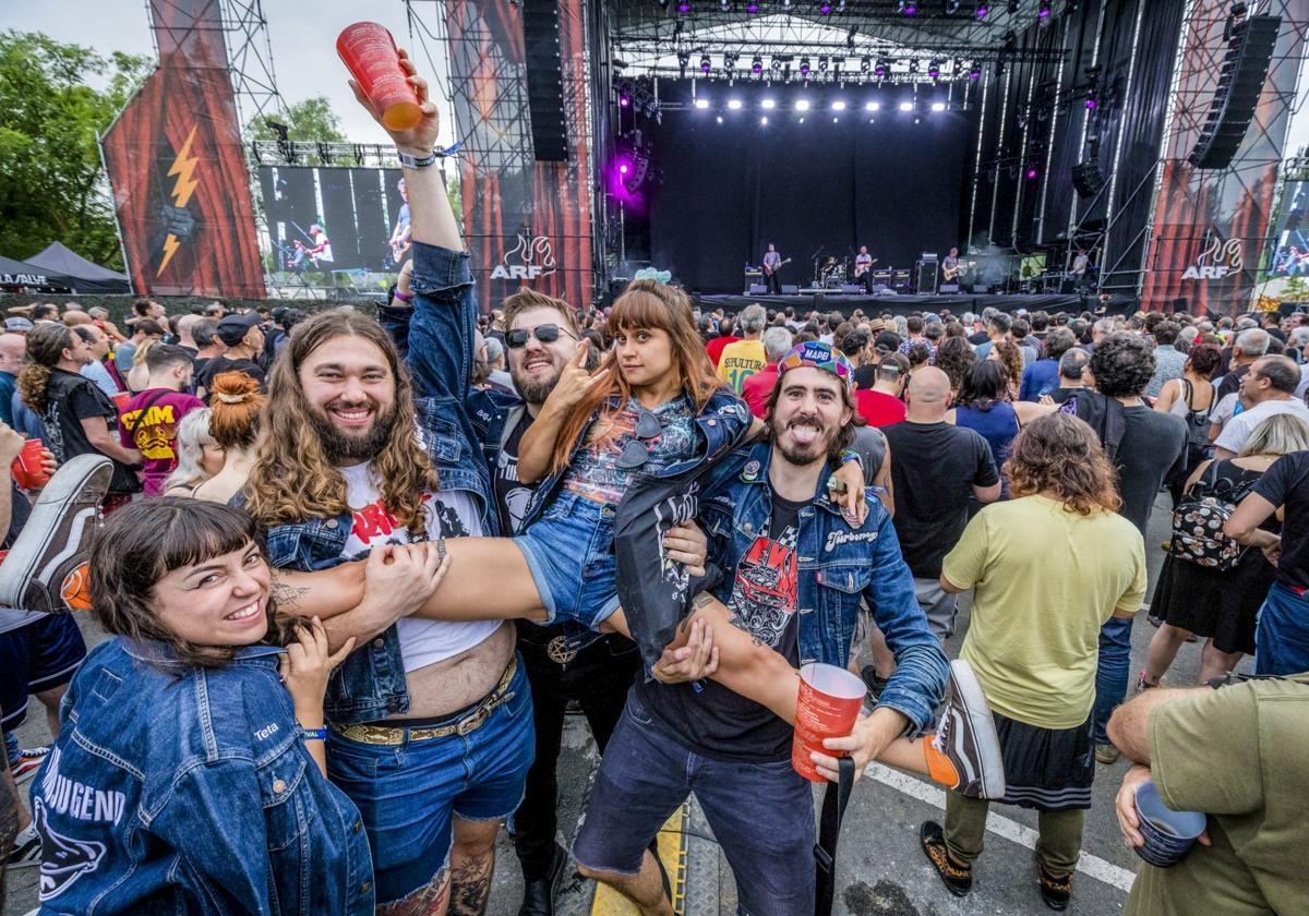 Miembros de las Turbojugend de Madrid hacen de las suyas durante el concierto de Buzzcocks.