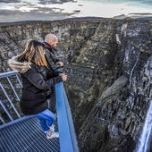 Dos visitantes se asoman al mirador sobre el Salto del Nervión.