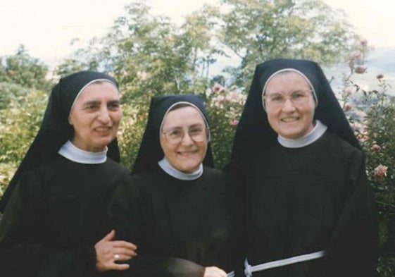 Sor Corazón de María, a la izquierda de la imagen de las tres fundadoras alavesas.