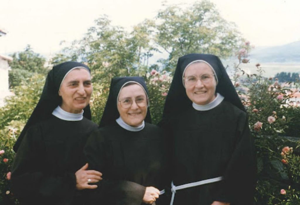 Sor Corazón de María, a la izquierda de la imagen de las tres fundadoras alavesas.