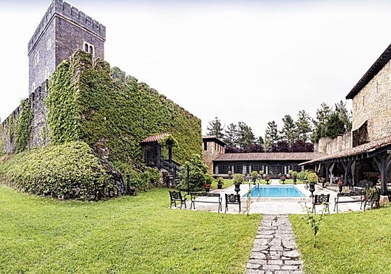 Panorámica de la torre y de varios espacios exteriores del recinto.