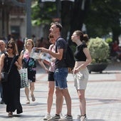 Turistas pasen por las calles de Bilbao.