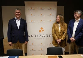 Jon de Lapatza,, nuevo presidente de Artizarra; Amaia Jugo, directora general de Artizarra Fundazioa; y Jon Ander de las Fuentes, presidente saliente