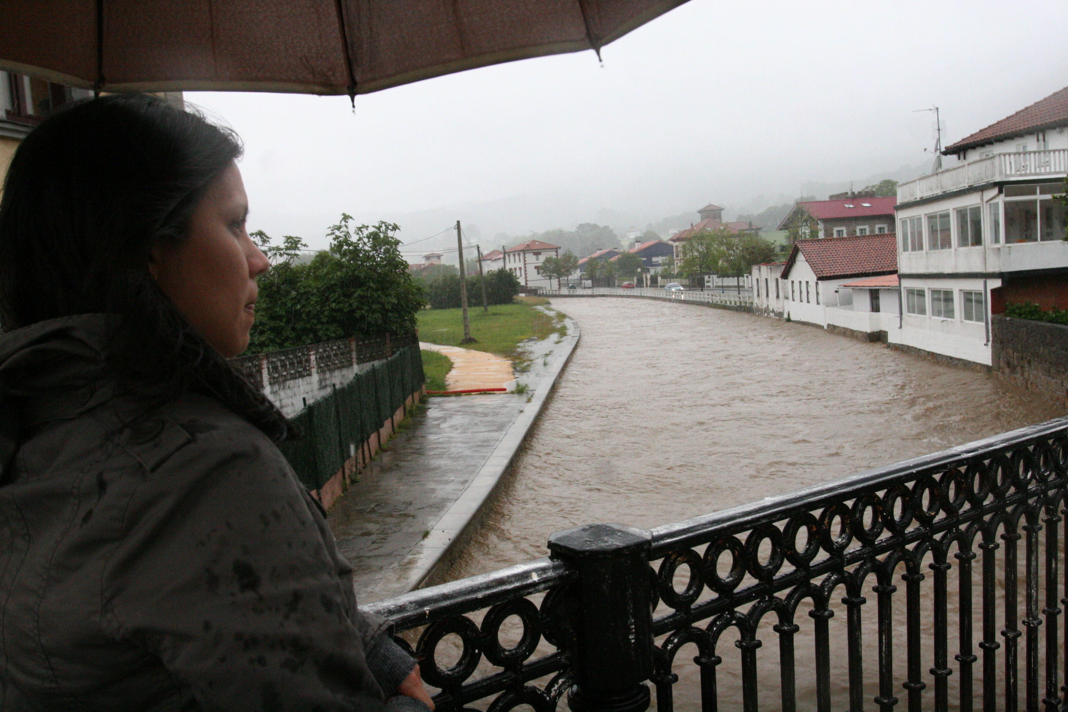 Crecida del río Estepona de Bakio durante un temporal de intensas lluvias.