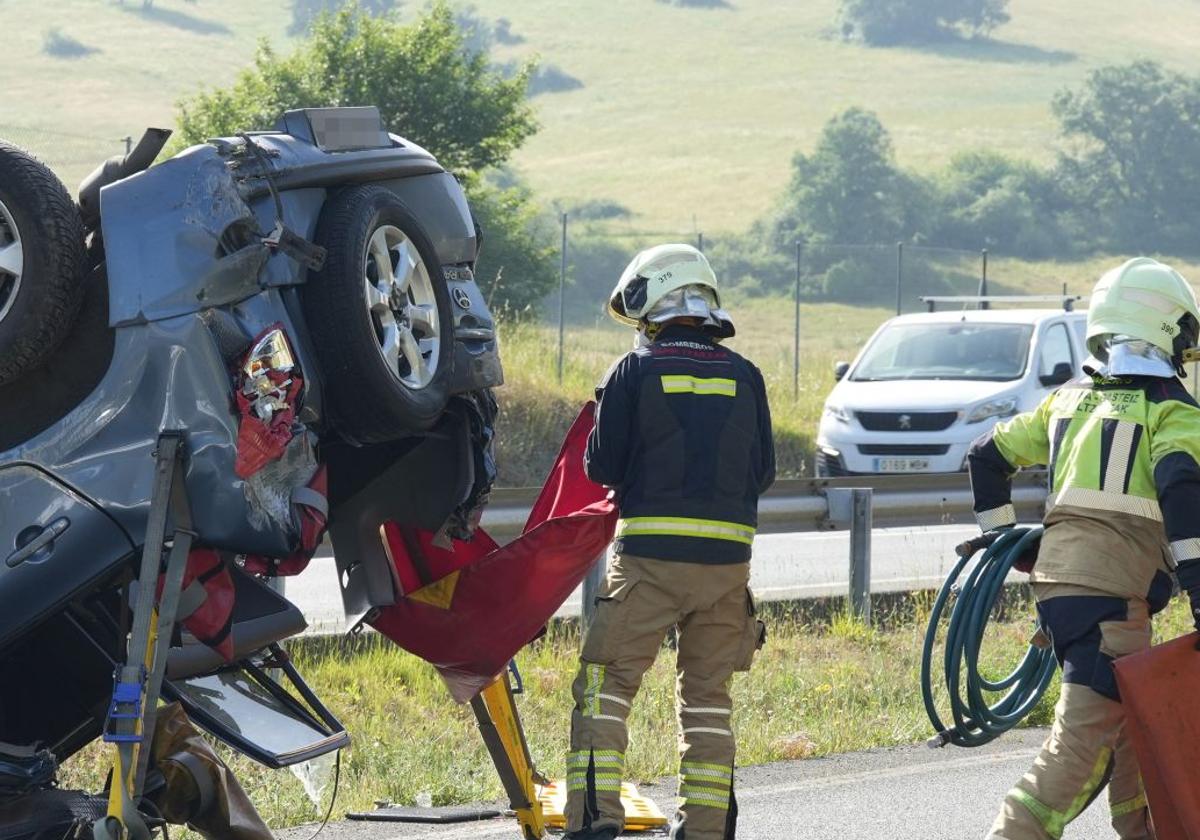Bomberos, el viernes en el accidente junto a Aiurdin.