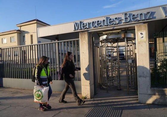 Trabajadoras de Mercedes, en uno de los accesos de la factoría