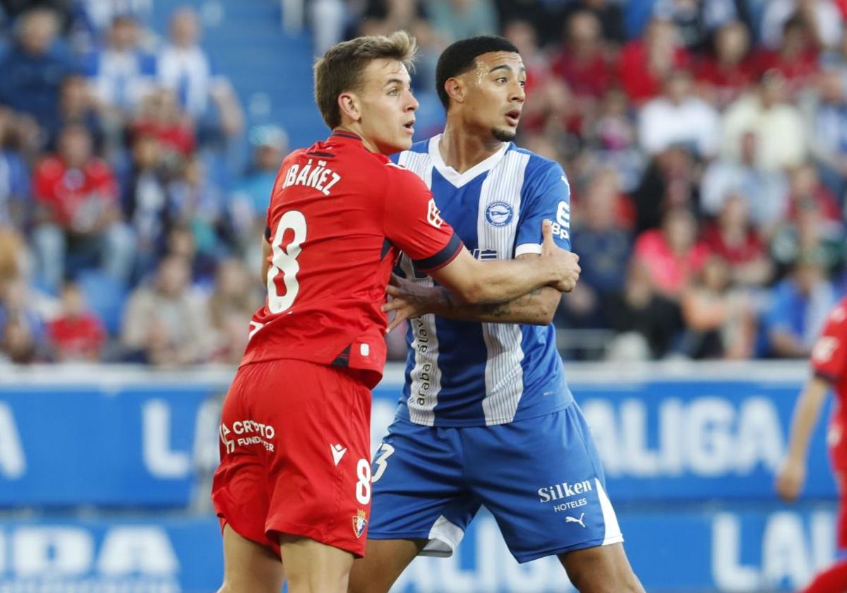 Pablo Ibáñez pugna con Benavídez en el último partido de la temporada.