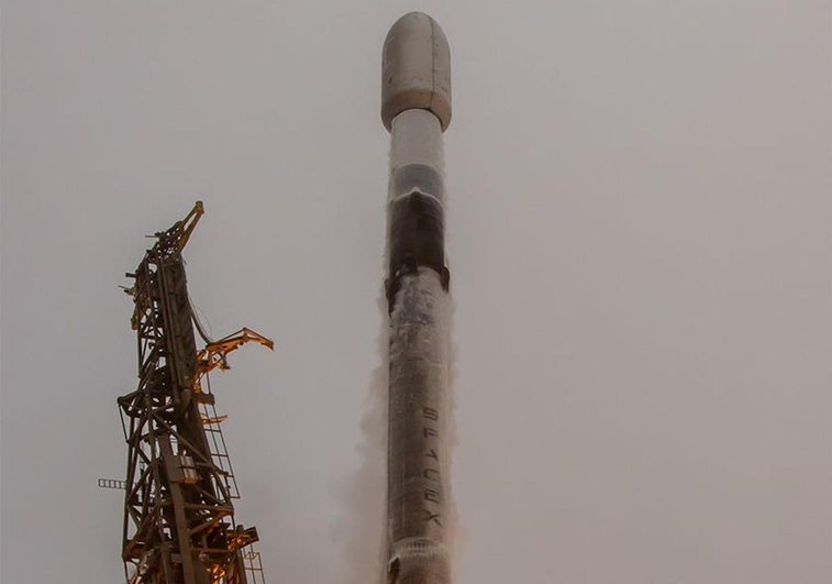 Momento del despegue del cohete Falcon 9 con los satélites de AVS a bordo