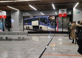Usuarios hacen cola en la estación Intermodal de Bilbao para viajar a Castro.