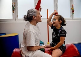 La pequeña Paula durante una sesión de rehabilitación con Irma García en la sede de Ospitalarioak Fundazioa Euskadi en Bilbao.