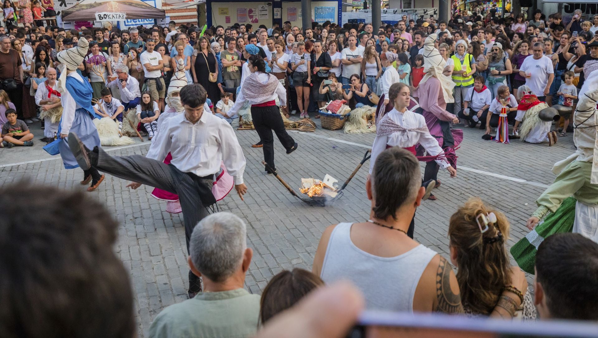 Las imágenes de las hogueras de San Juan en Vitoria