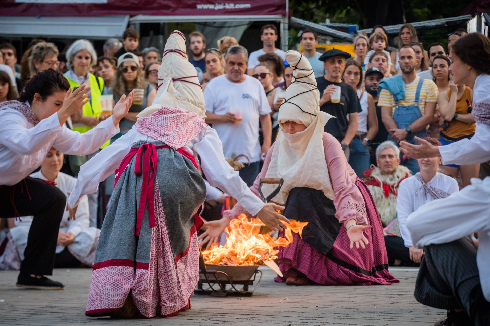 Las imágenes de las hogueras de San Juan en Vitoria