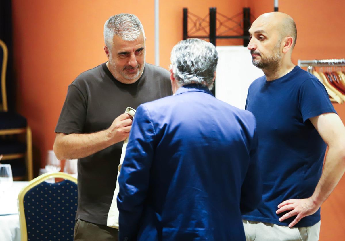 Alfredo Merino conversa con el presidente del Mirandés en presencia del delegado Ignacio Hermosilla.