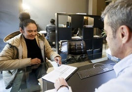 Una mujer recibe asesoramiento en un despacho de abogados vasco especializado en casos de extranjería.