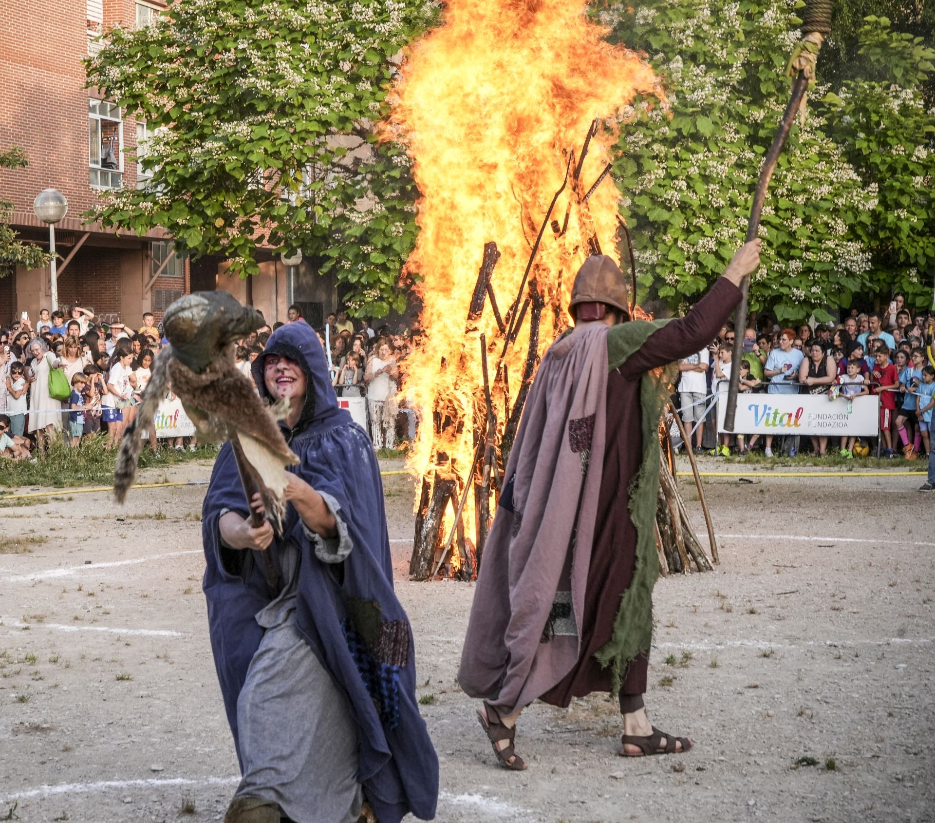 Las imágenes de las hogueras de San Juan en Vitoria