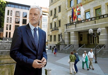 Iñaki Subijana posa frente a la escalinata del Palacio de Justicia de Bilbao, donde tiene su sede el Tribunal Superior de Justicia del País Vasco (TSJPV).