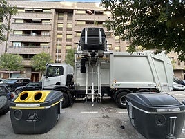 Un camión de las basuras vacía un contenedor en la calle Aranzabal de Vitoria