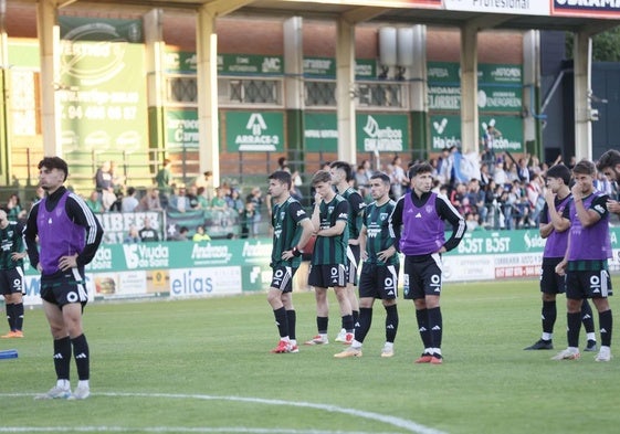 Los jugadores del Sestao River en Las Llanas tras confirmarse su descenso a Segunda Federación.