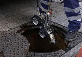 Trabajos de limpieza en una alcantarilla de la capital alavesa.