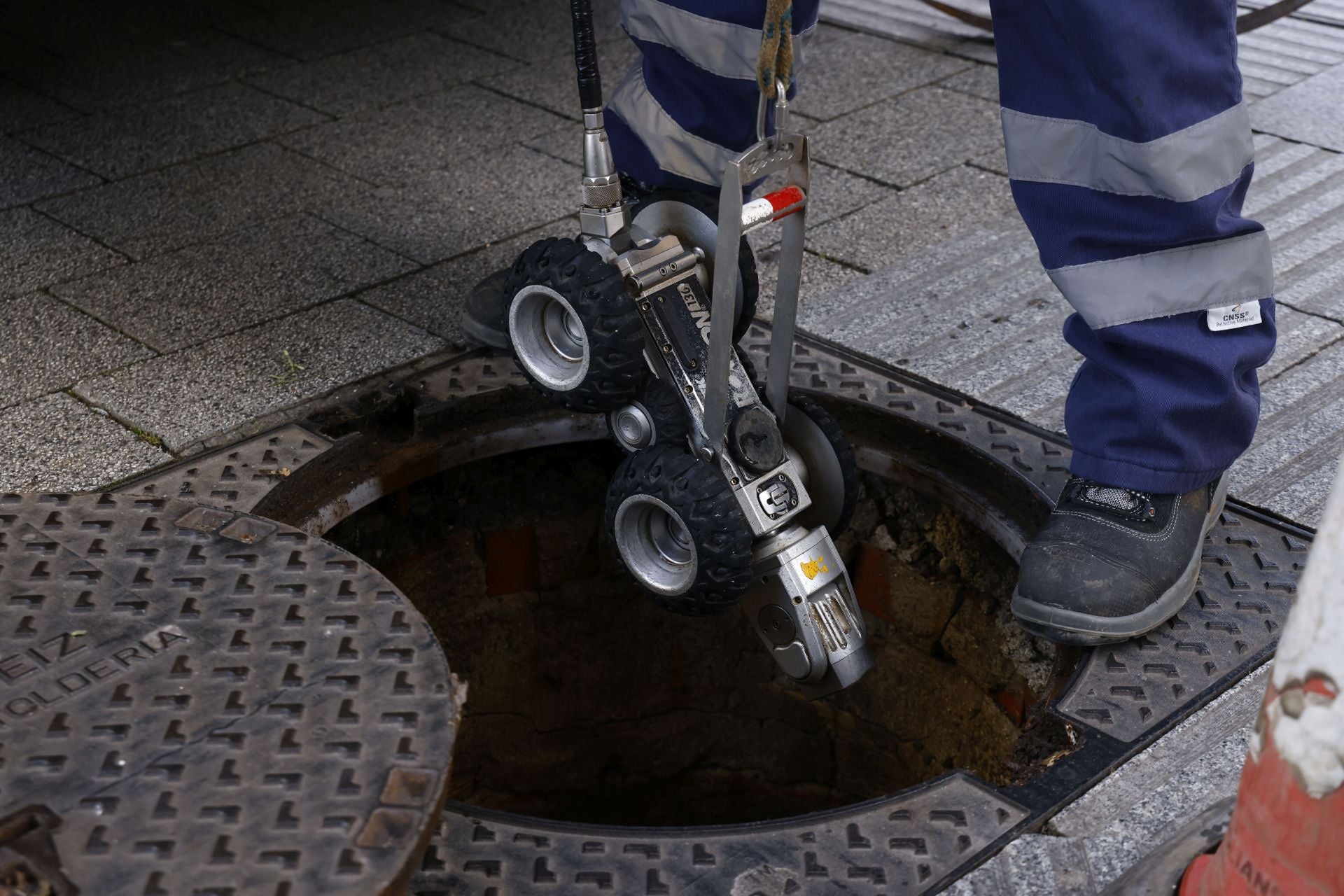 Trabajos de limpieza en una alcantarilla de la capital alavesa.