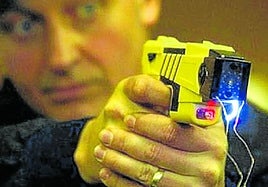 La Policía de Bilbao compró hace once años tres pistolas táser y nunca las ha usado