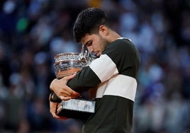 Alcaraz abraza el trofeo de Roland Garros, torneo que le reportó 2,4 millones de euros.