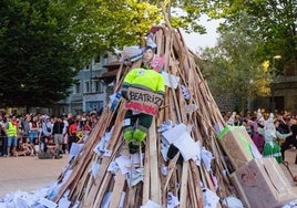 Bildu se niega a condenar la quema de una figura de Artolazabal con traje de jardinero en las hogueras de Vitoria