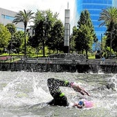 Participantes en la prueba de natación en una pasada edición del Bilbao Triathlon.
