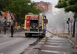 Los bomberos trabajan en la zona para controlar la fuga de gas.