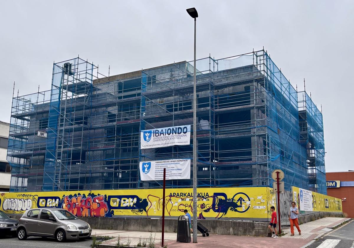 La construcción de la nueva sede del centro de FP Ibaiondo se prevé que culmine después del verano.