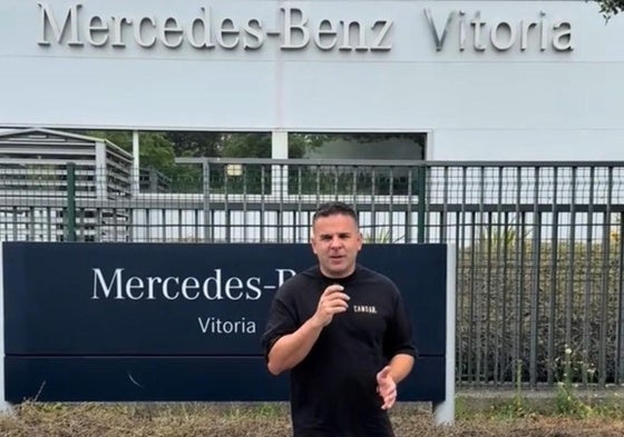 Ángel Gaitán, fascinado con la fábrica de Mercedes-Benz Vitoria: «Sois unos auténticos máquinas»