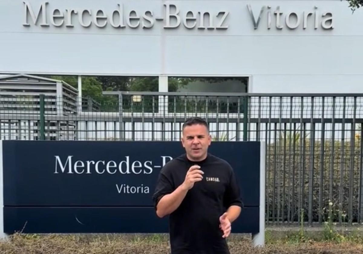 Ángel Gaitán, fascinado con la fábrica de Mercedes-Benz Vitoria: «Sois unos auténticos máquinas»