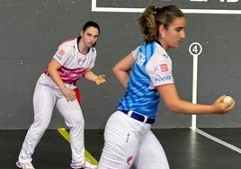 Amaia Aldai espera al resto el saque de Miriam Arrillaga.