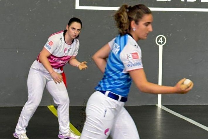 Amaia Aldai espera al resto el saque de Miriam Arrillaga.