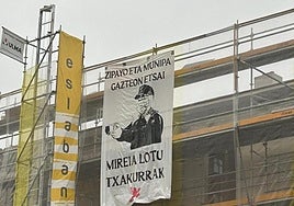 Imagen de la lona colocada en un edificio de Durango.