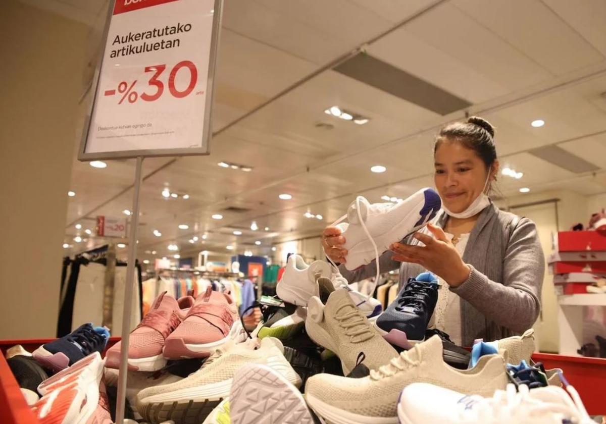 Rebajas verano 2025: qué día y a qué hora empiezan en Zara, Mango, El Corte Inglés, Pull & Bear, Massimo Dutti...