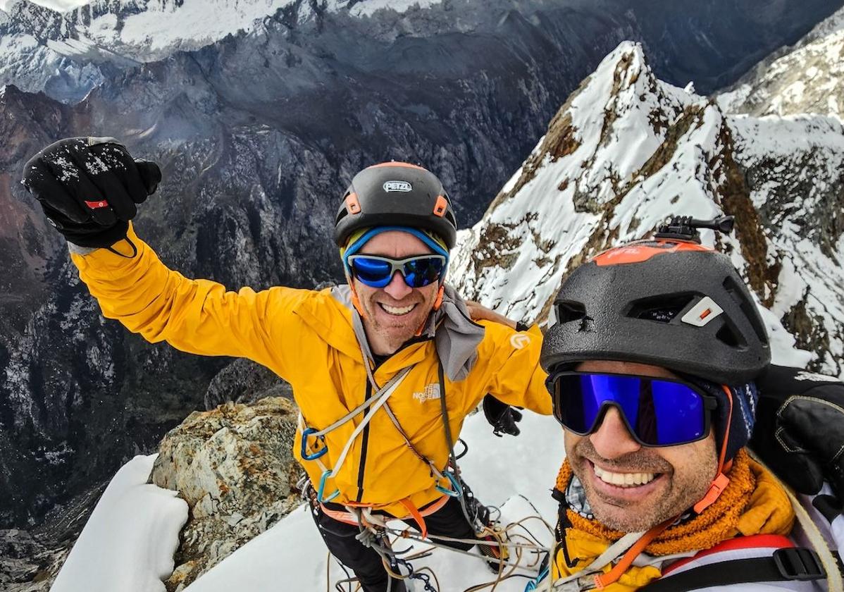 Los Pou celebran otra hazana montañera en la cima.