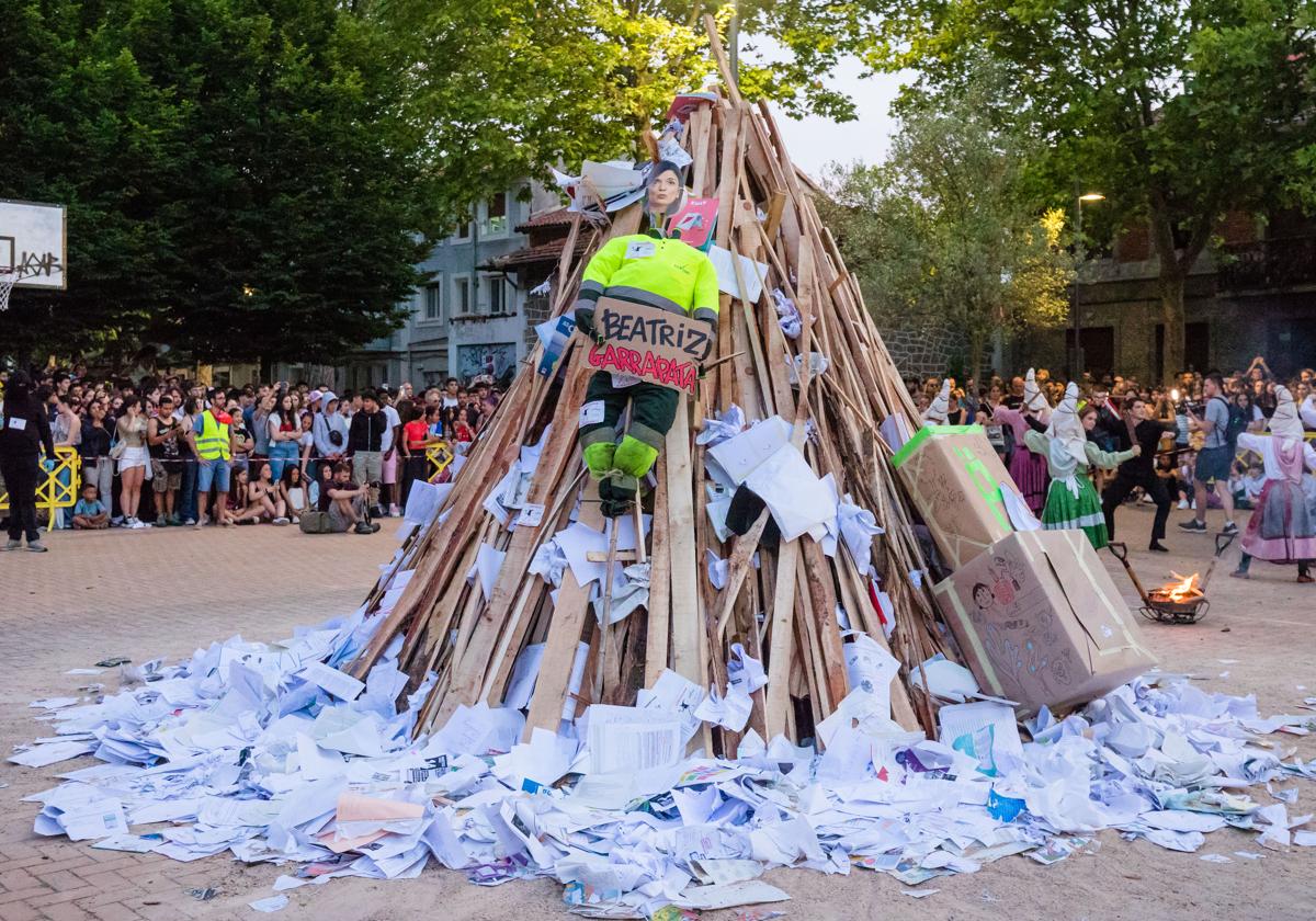La figura que representaba a Beatriz Artolazabal, antes de ser quemada en la hoguera.
