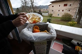 La separación de los restos orgánicos son clave para el reciclaje en Lea Artibai.