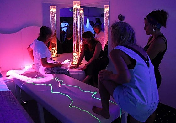 El aula, basada en la metodología Snoezelen, combina estímulos visuales, auditivos, olfativos y táctiles