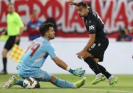Jonny Otto intenta superar a Anagnostopoulos, portero del Olympiacos, en un partido entre ambos disputado el pasado mes de mayo.