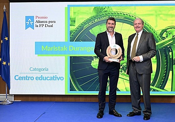 El director de Maristak Ikastetxea, Daniel Irazola, recogió el premio en Madrid.