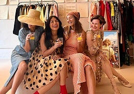 Llega 'El club de las mimosas': cinco bilbaínas apasionadas por la moda venden su armario en un sexto piso de Mazarredo.