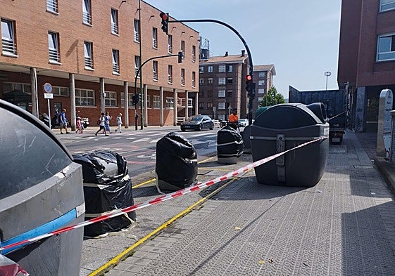 El servicio de recogida de residuos se ha mantenido con contenedores convencionales colocados de forma provisional junto a la plataforma en Bidezabal