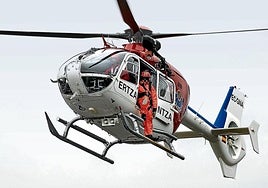 Restacan en helicóptero a siete personas atrapadas en el flysch de Zumaia