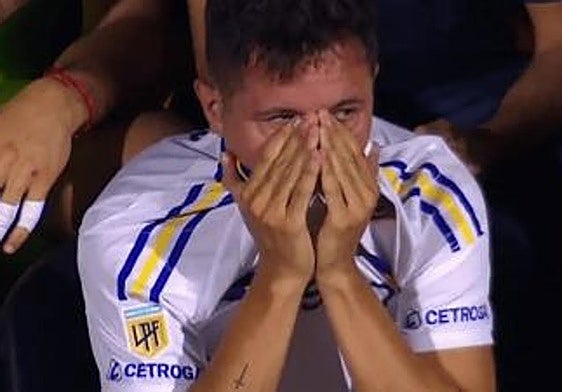 Herrera llora en el banquillo el día que se lesionó y fue expulsado.