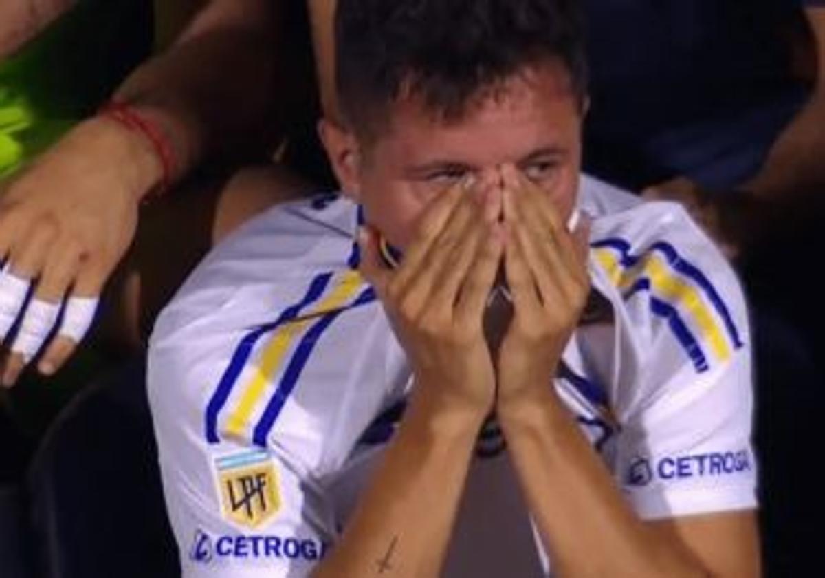 Herrera llora en el banquillo el día que se lesionó y fue expulsado.